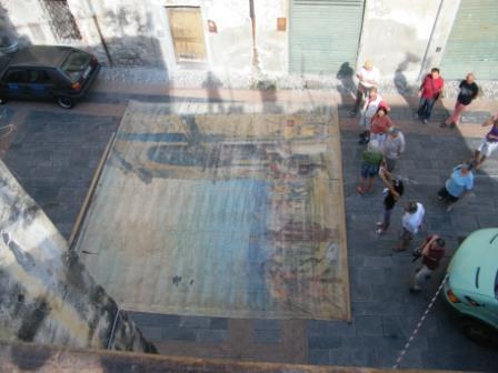 Srotolato in piazza l antico sipario foto 