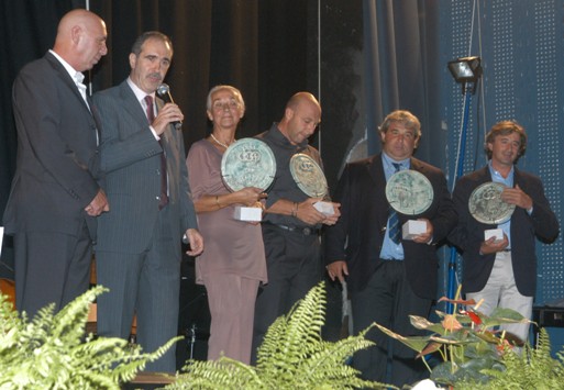 Albenga consegna un premio ai suoi illustri campioni olimpionici. foto 