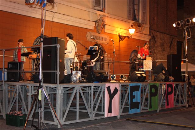 Grande successo della prima festa Yepp in Piazza S. Michele. foto 